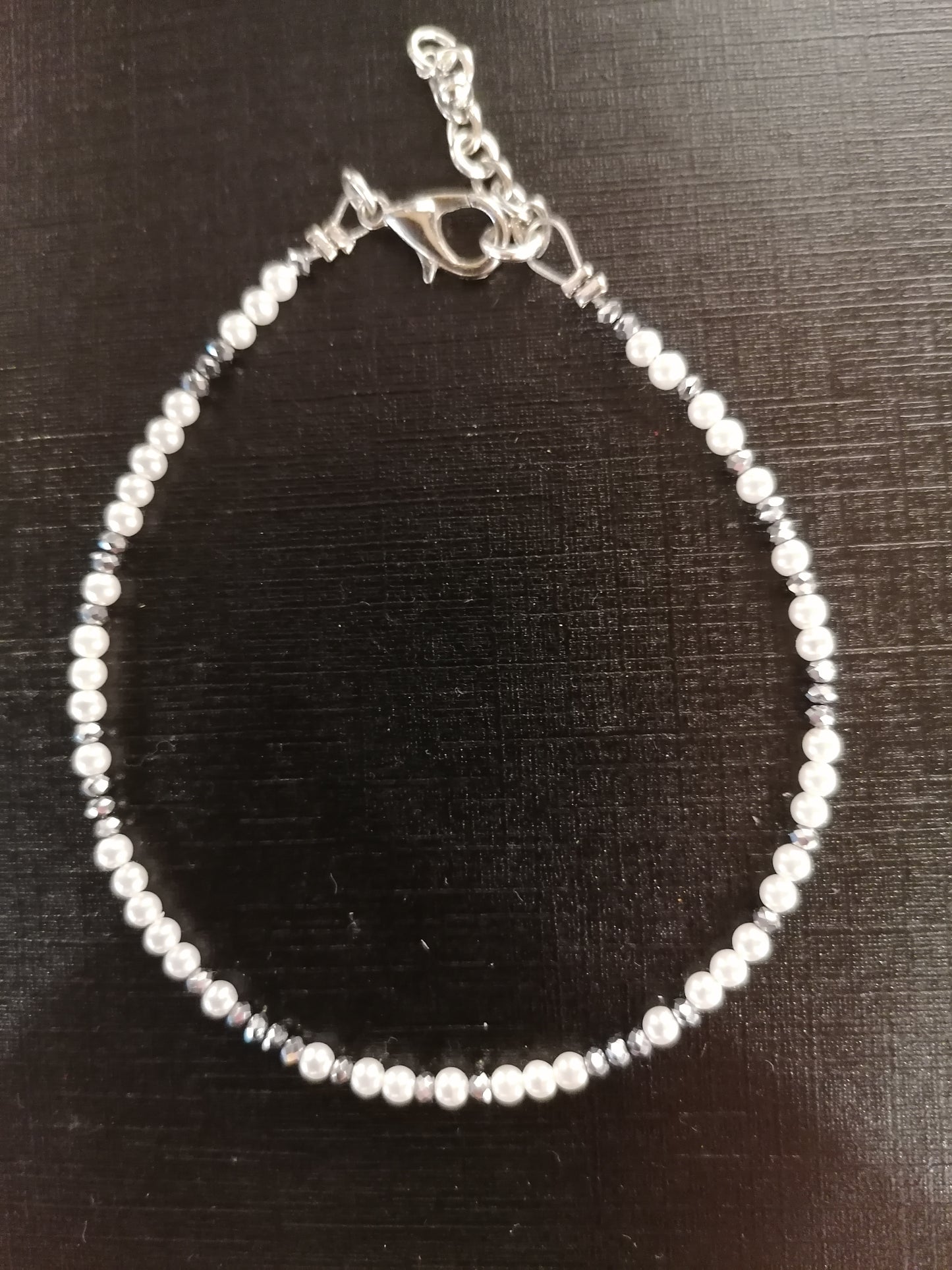 Armband Perle weiß, Kristalle grau, Karabiner Modeschmuck