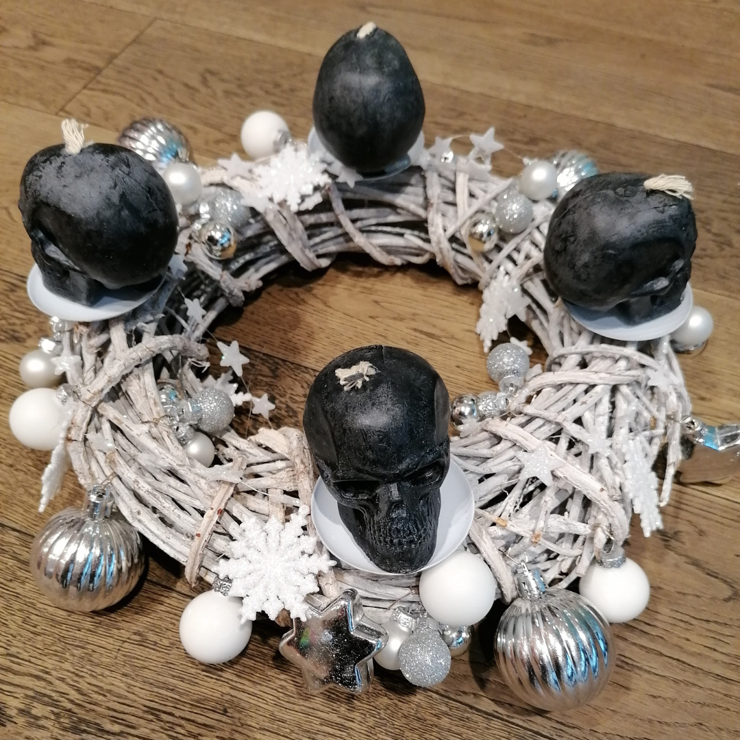 Adventkranz, Kranz weiß mit schwarzen Totenkopf-Kerzen aus Bienenwachs Durchmesser 30cm