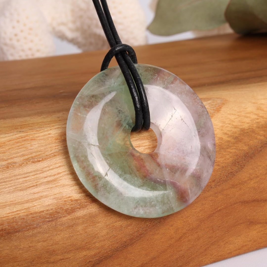 Halskette Regenbogenfluorit Donut 3,5cm auf Lederband