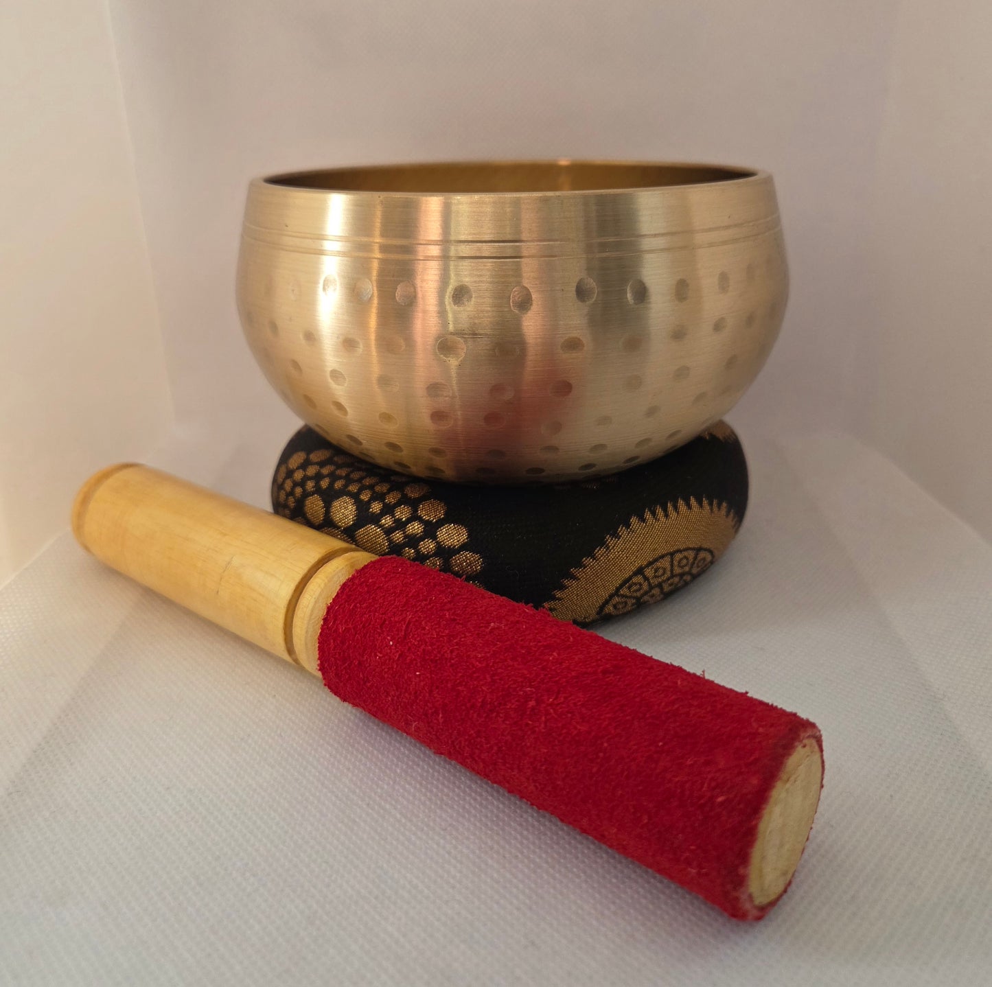 Klangschalen-Set, handgehämmertes Messing aus Tibet mit Kissen und Holzschlägel, Durchmesser 12,5cm