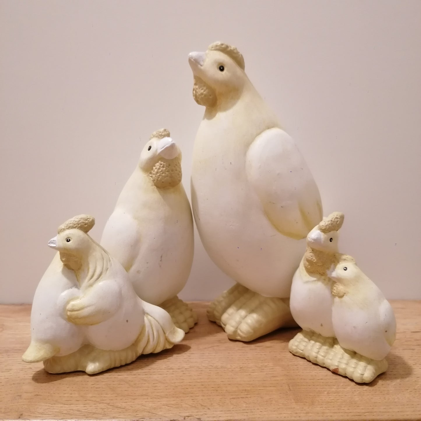 Deko Hühnerset, 4tlg., gebrannter Ton, weiß/gelb, 19x11cm, 14x7cm, 9x9cm, 9x6cm
