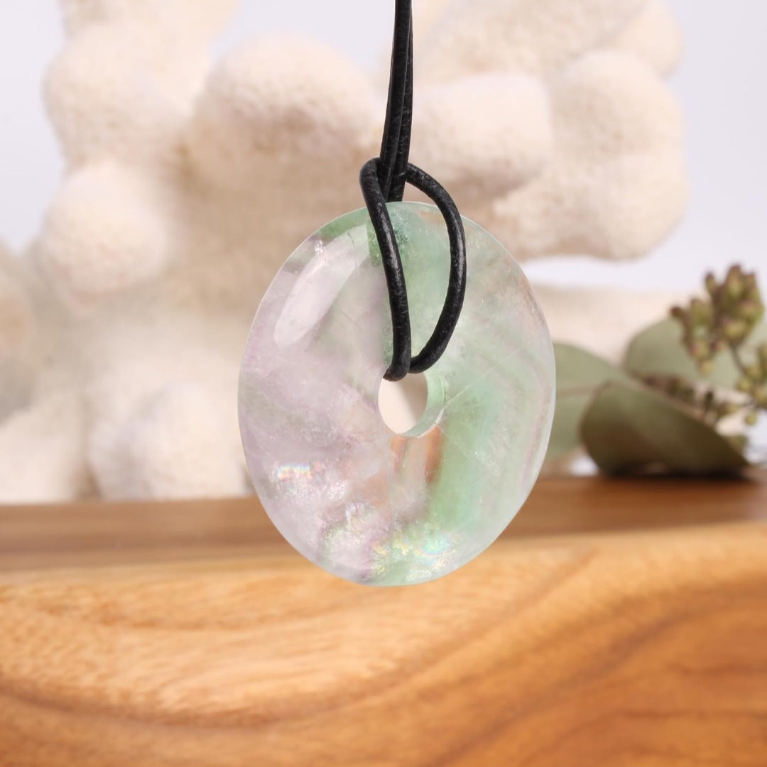 Halskette Regenbogenfluorit Donut 3,5cm auf Lederband
